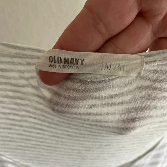 Old Navy women’s gray and white striped basic tee size M - Picture 3 of 3